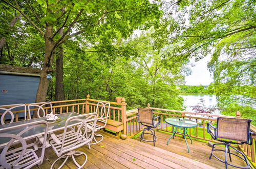 Foto 8 - Cozy Retreat w/ Hot Tub, on Sleepy Hollow Lake