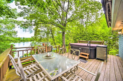 Foto 1 - Cozy Retreat w/ Hot Tub, on Sleepy Hollow Lake