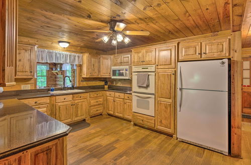 Foto 5 - Secluded Cabin w/ Spacious Kitchen & Dining Area