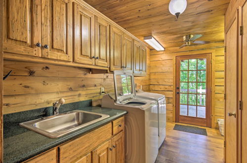 Foto 4 - Secluded Cabin w/ Spacious Kitchen & Dining Area