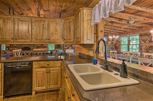 Foto 22 - Secluded Cabin w/ Spacious Kitchen & Dining Area