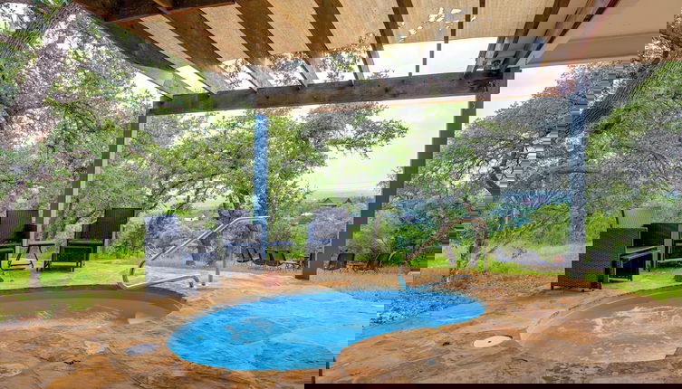 Foto 1 - Modern Fischer House w/ Deck, Fire Pit & Hot Tub