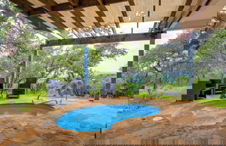 Foto 1 - Modern Fischer House w/ Deck, Fire Pit & Hot Tub