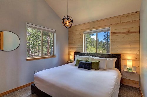 Photo 8 - High Alpine Lodge Stunning Views of Pikes Peek Hot Tub Garage 4 Bedrooms