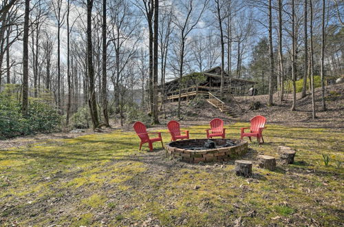 Foto 4 - Creekside Marietta Cabin Retreat w/ Fire Pit