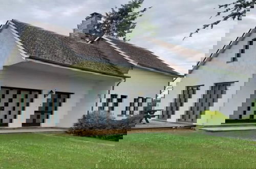 Foto 34 - Welcoming Holiday Home With Large Garden