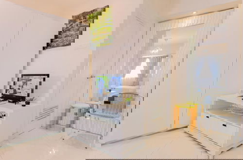 Foto 3 - Homey And Big Studio Apartment At The Wave Kuningan