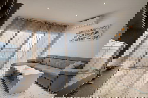 Foto 5 - Modern Beach Apartment With Fantastic Sea Views