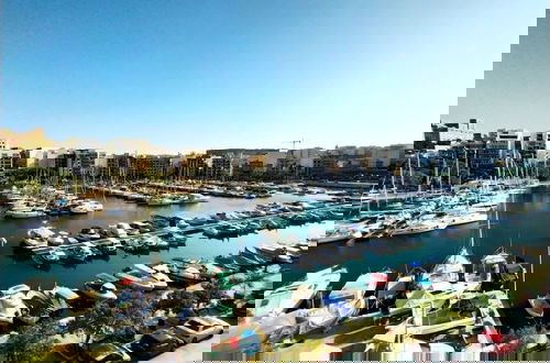 Photo 3 - Bright and Central 2 Bedroom With Harbour View