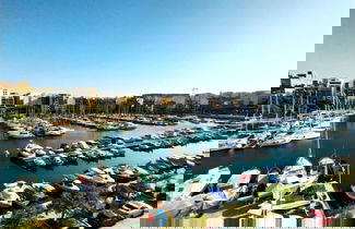 Photo 3 - Bright and Central 2 Bedroom With Harbour View