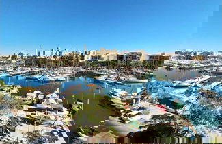 Photo 2 - Bright and Central 2 Bedroom With Harbour View