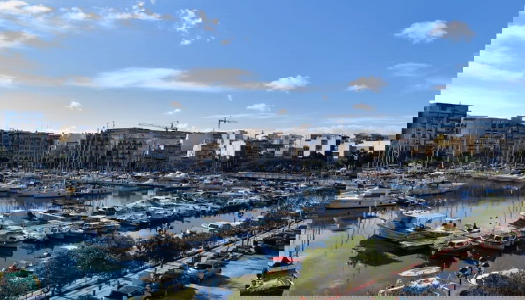 Photo 1 - Bright and Central 2 Bedroom With Harbour View
