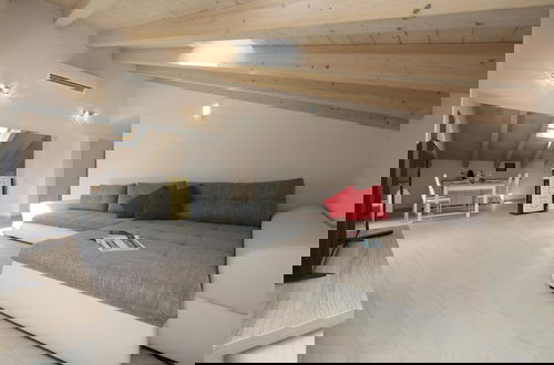 Photo 2 - Silver Lake Apartment