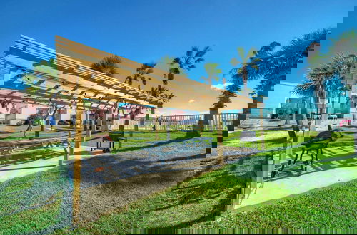 Foto 16 - Beachfront Complex w/ 2 Pools, Tennis Gulf Views Rise N Beach by Avantstay