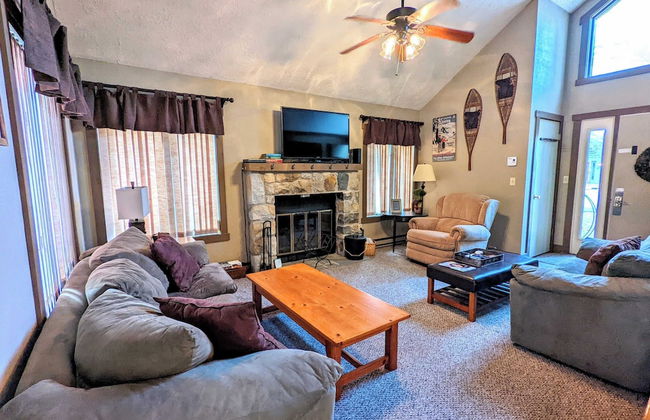 Frost Hollow by Avantstay Deck w/ Grill, Game Room Loft - Foto 1