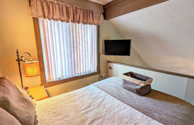 Frost Hollow by Avantstay Deck w/ Grill, Game Room Loft - Foto 18