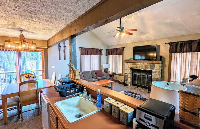 Frost Hollow by Avantstay Deck w/ Grill, Game Room Loft - Foto 8