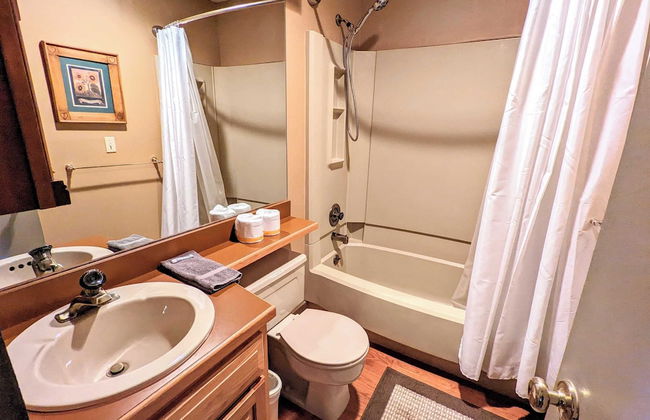 Frost Hollow by Avantstay Deck w/ Grill, Game Room Loft - Foto 16