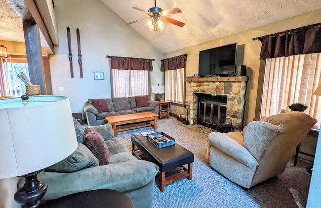 Frost Hollow by Avantstay Deck w/ Grill, Game Room Loft - Foto 4