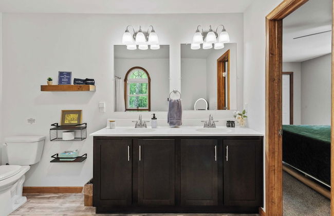 Maple Oasis by Avantstay Newly Built w/ Hot Tub, Game Room & Fire Pit - Foto 22