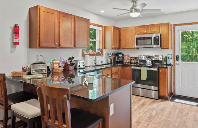 Maple Oasis by Avantstay Newly Built w/ Hot Tub, Game Room & Fire Pit - Foto 8
