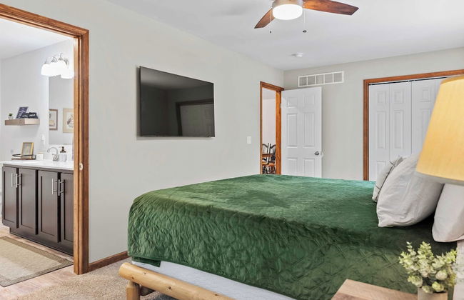 Maple Oasis by Avantstay Newly Built w/ Hot Tub, Game Room & Fire Pit - Foto 20