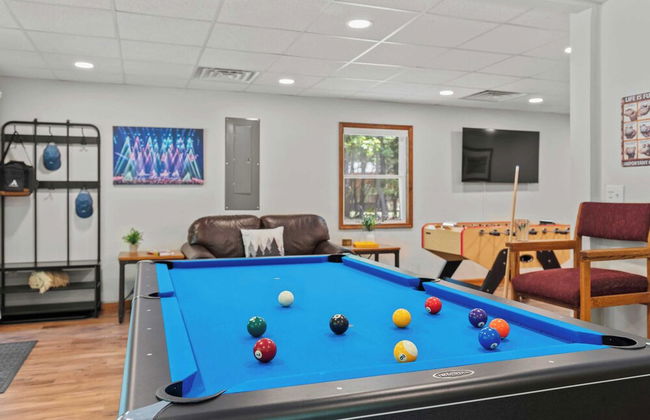 Maple Oasis by Avantstay Newly Built w/ Hot Tub, Game Room & Fire Pit - Foto 15