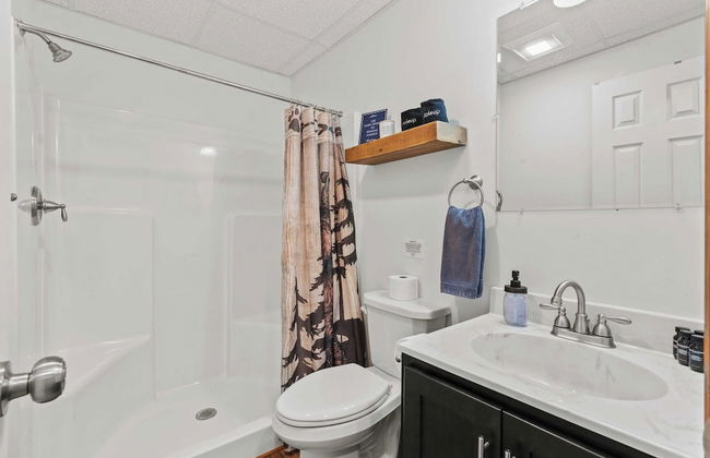 Maple Oasis by Avantstay Newly Built w/ Hot Tub, Game Room & Fire Pit - Foto 24