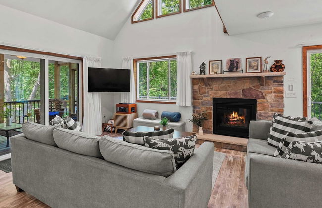 Maple Oasis by Avantstay Newly Built w/ Hot Tub, Game Room & Fire Pit - Foto 7