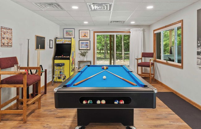 Maple Oasis by Avantstay Newly Built w/ Hot Tub, Game Room & Fire Pit - Foto 4