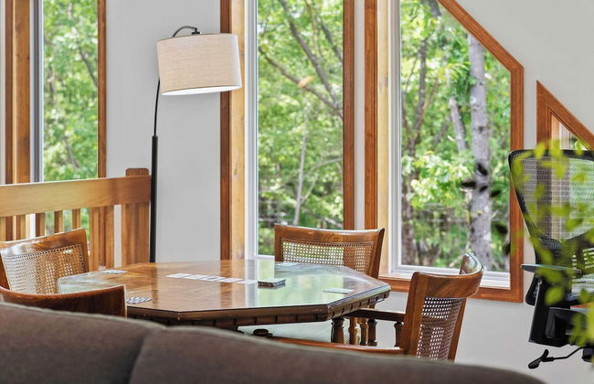 Maple Oasis by Avantstay Newly Built w/ Hot Tub, Game Room & Fire Pit - Foto 12