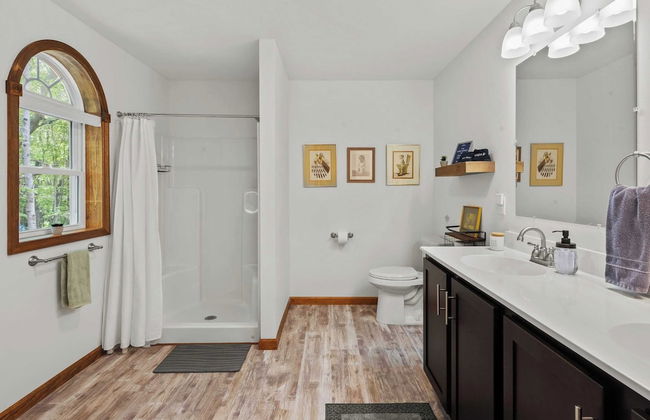 Maple Oasis by Avantstay Newly Built w/ Hot Tub, Game Room & Fire Pit - Foto 21