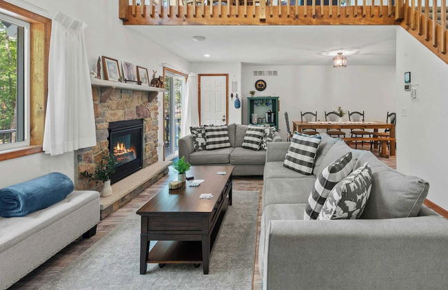 Maple Oasis by Avantstay Newly Built w/ Hot Tub, Game Room & Fire Pit - Foto 5