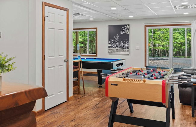Maple Oasis by Avantstay Newly Built w/ Hot Tub, Game Room & Fire Pit - Foto 14