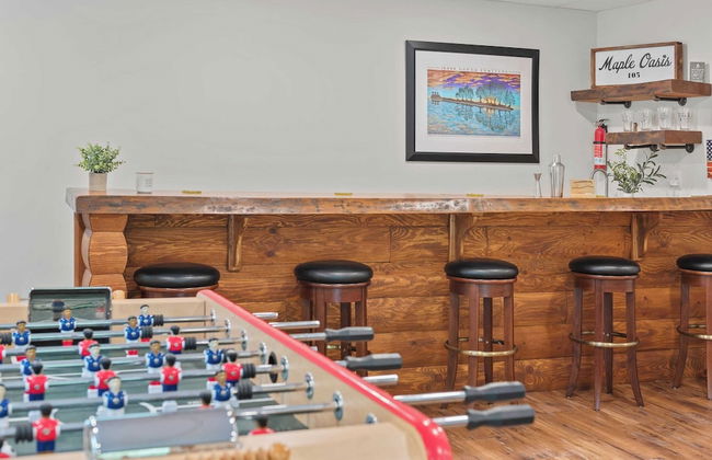Maple Oasis by Avantstay Newly Built w/ Hot Tub, Game Room & Fire Pit - Foto 17