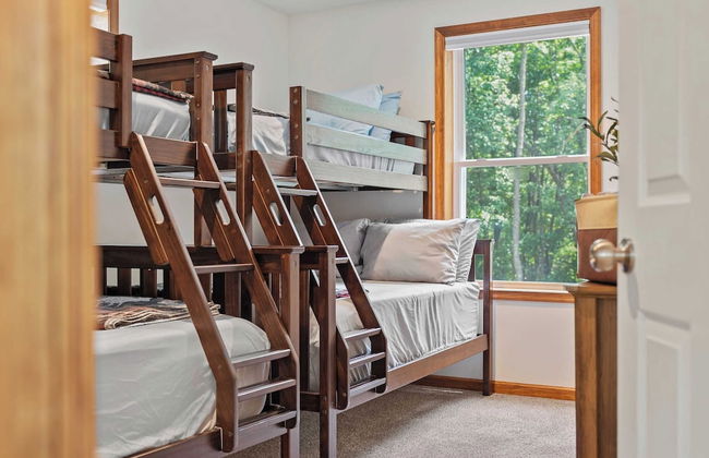 Maple Oasis by Avantstay Newly Built w/ Hot Tub, Game Room & Fire Pit - Foto 26