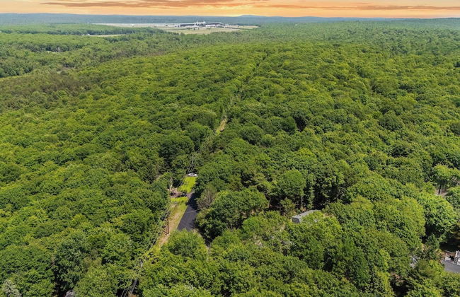 Maple Oasis by Avantstay Newly Built w/ Hot Tub, Game Room & Fire Pit - Foto 36