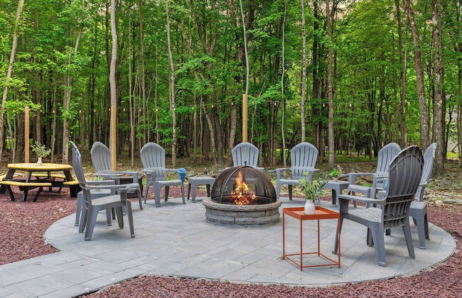 Maple Oasis by Avantstay Newly Built w/ Hot Tub, Game Room & Fire Pit - Foto 3