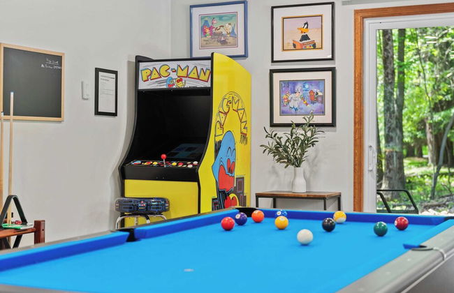 Maple Oasis by Avantstay Newly Built w/ Hot Tub, Game Room & Fire Pit - Foto 16