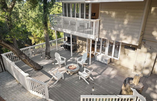 Hidden Oaks Farmhouse by Avantstay Hot Tub, Deck - Photo 33
