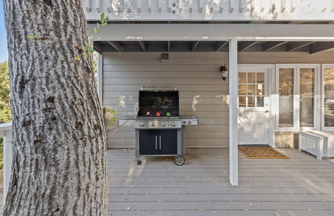 Hidden Oaks Farmhouse by Avantstay Hot Tub, Deck - Photo 32