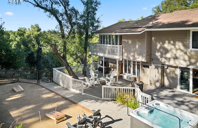 Hidden Oaks Farmhouse by Avantstay Hot Tub, Deck - Photo 31