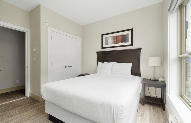 Rooftop Paradise Luxe 2BR Lake Views - Foto 1
