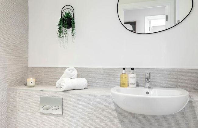 Beautiful 2 Bedroom Apartment With Parking in The Docks - Foto 14