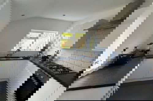 Foto 5 - NEW 4 Double Bedrooms Large House
