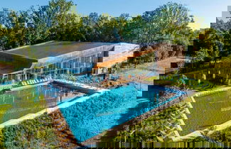 Foto 1 - Unique Mansion by the Lake by Belvilla