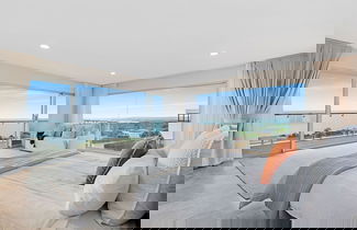 Foto 2 - Cliffside Castle With Bay And City Views