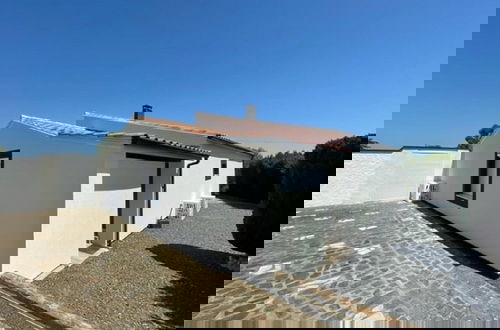 Foto 16 - Modern Holiday Home With Pool