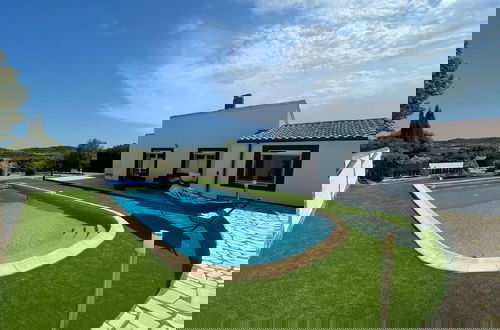 Foto 11 - Modern Holiday Home With Pool
