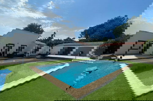 Foto 1 - Modern Holiday Home With Pool